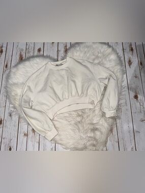 Zara Off-White Crewneck Cropped Sweatshirt